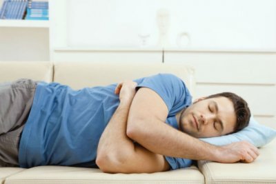 Сон на боку способствует очищению мозга от отходов