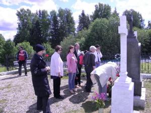 Актеры кинешемского театра возложили цветы на могилу Островского - Похоронный портал