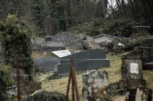 Во Франции пять человек задержали из-за осквернения могилы де Голля - Похоронный портал