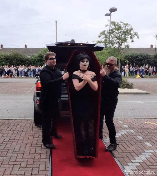 Британская школьница приехала на выпускной в гробу - Похоронный портал
