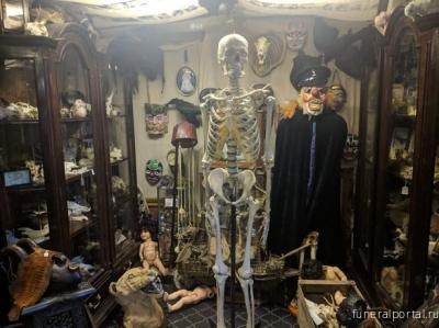 Британец продает в своем магазине детские скелеты, части тел и куски плоти человека 