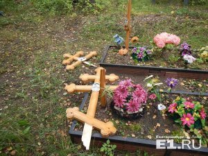 В Каменске-Уральском полицейские поймали подростков, которые из озорства портили надгробия на кладбище - Похоронный портал