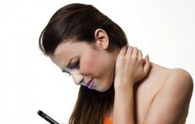 Медики: смартфоны могут провоцировать сильные боли в шее