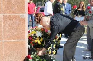 Жители Актау возложили цветы к памятнику Рубена Григоряна - Похоронный портал