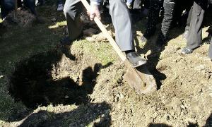 В России нарушителей ПДД и должников заставили копать могилы - Похоронный портал