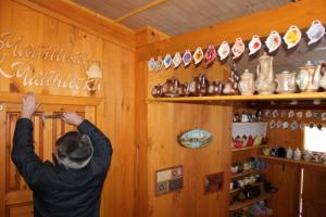 Жительница Башкирии устроила у себя дома музей тысячи чайников - Похоронный портал