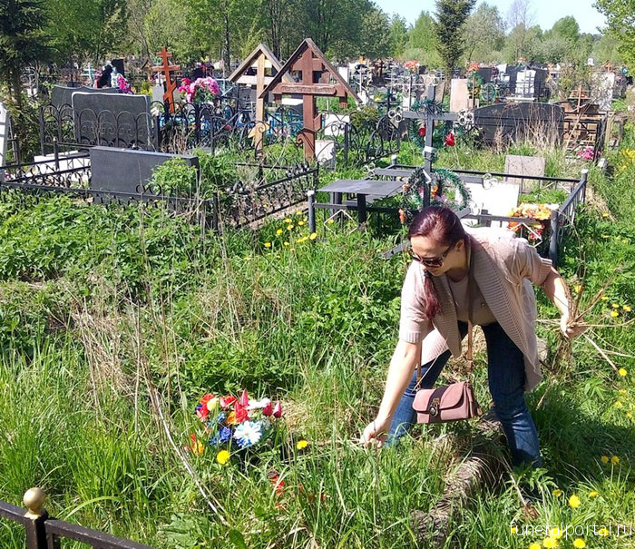 «На могиле не было ничего - даже таблички. Просто свалка»: сестра 18 лет искала, где похоронен актер Руднев