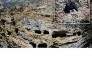 В Китае нашли древнее захоронение из гробов, подвешенных над землей - Похоронный портал