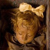 Тело мертвой девочки в стеклянном гробу хранится 83 года (ФОТО) - Похоронный портал