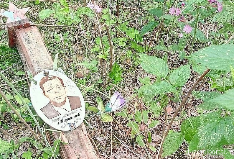 Жители карельского поселка привели в порядок полуразрушенную могилу ветерана Великой Отечественной войны