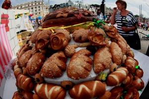 В Оренбургской области объявили конкурс на лучший памятник пирожку - Похоронный портал