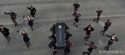 Stromae устроил похороны с военными почестями 