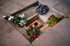 Прах Стивена Хокинга захоронен - Похоронный портал