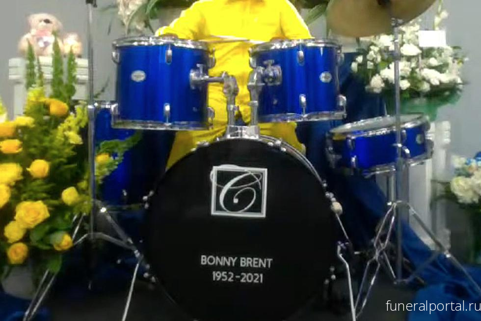 Deceased Drummer Sits Behind a Drum Kit at his own funeral - Похоронный портал