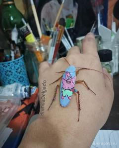 Филиппинский художник рисует картины на мертвых тараканах