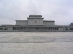 Тело Ким Чен Ира поместили в мавзолей Кымсусан - Похоронный портал