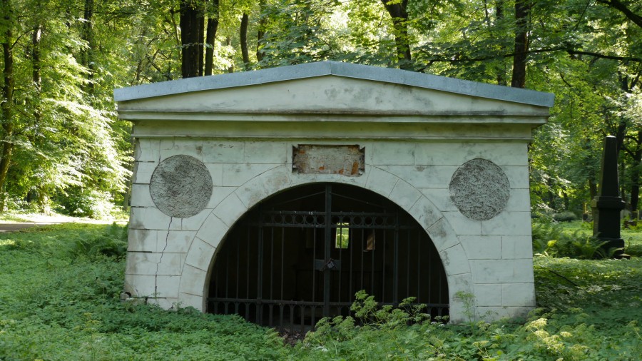 Латвия. На кладбищах много заброшенных могил  - Похоронный портал