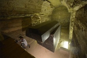 24 черных гранитных саркофага найдены в Египте - Похоронный портал