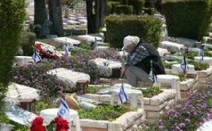 В Израиле начали по традиции устанавливать флажки на могилы павших воинов - Похоронный портал