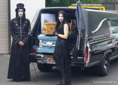 'Tis the season for Hursula, Oregon City's famous hearse