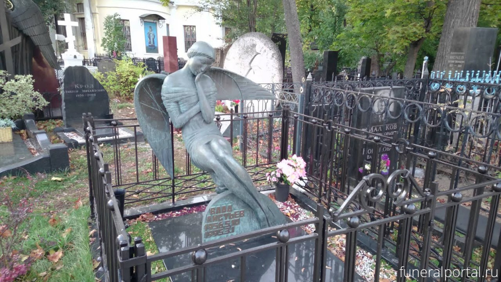 Как выглядит могила Влада Листьева и почему за ней ухаживают две незнакомые женщины