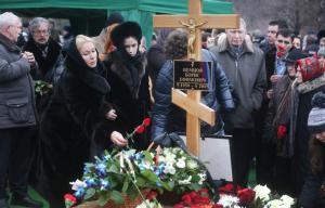 На могилу Немцова в годовщину гибели пришли только жёны и друзья - Похоронный портал