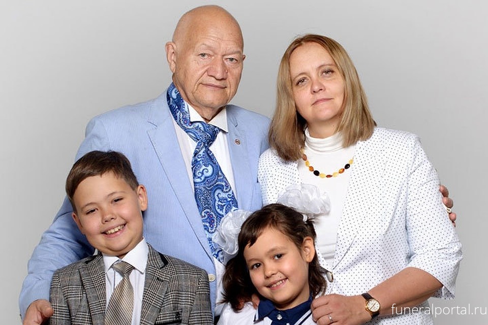 75-летний профессор-биофизик Жданов гонит старость прочь…чесноком. Его поддерживает супруга-медик, на 30 лет моложе