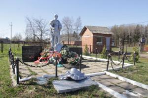 Сотрудники районной администрации и волоколамских сми осмотрели братские могилы сельских поселений Спасское и Чисменское - Похоронный портал