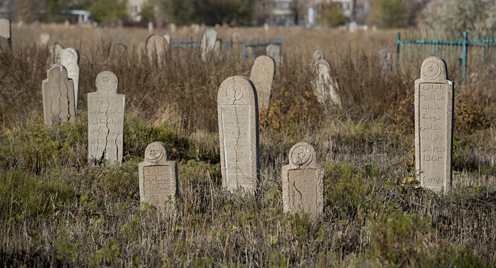 Следы от пуль, куклы и деньги - тайны мусульманского кладбища в Астане