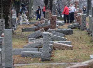 На еврейском кладбище в Филадельфии разрушили более 100 надгробий - Похоронный портал