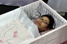 Жители Японии все чаще тестируют гробы - Похоронный портал
