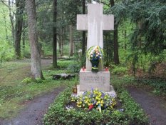 Крест с могилы Бандеры забрали из Мюнхена - Похоронный портал