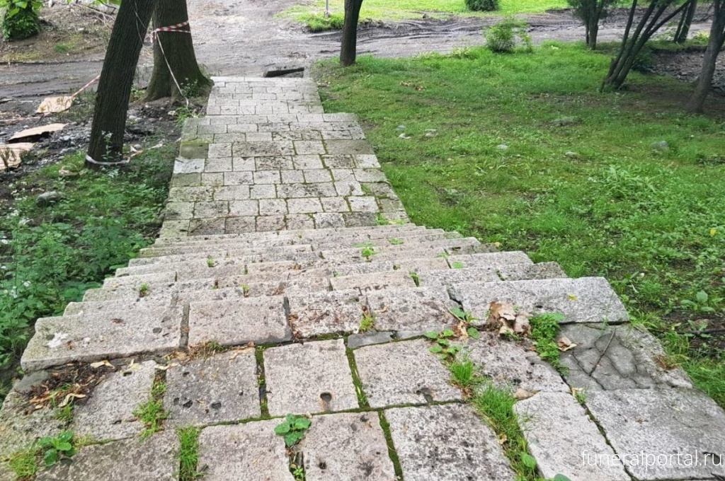 Более полувека надгробные плиты служили лестницами в Центральном парке Владикавказа - Похоронный портал