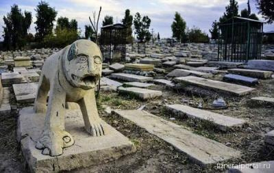 Grave hunters: cemetery tourism in Iran