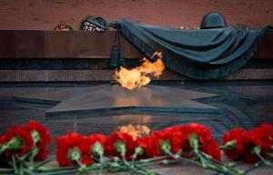 Пьяные финны в Москве кидались яйцами у могилы Неизвестного солдата - Похоронный портал