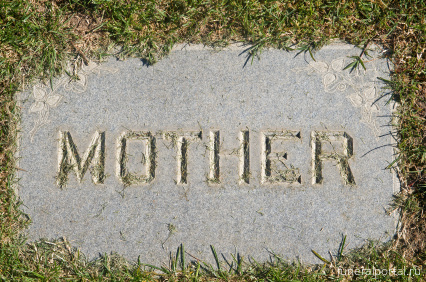 «Я буду тебе не нужна»: сын ошеломил ритуальщиков надписью на могиле умершей во сне матери - Похоронный портал