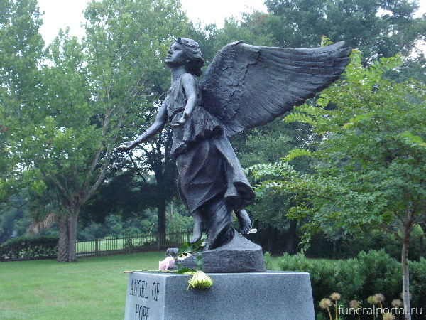 Москвичи ужаснулись памятнику на столичном кладбище - Похоронный портал