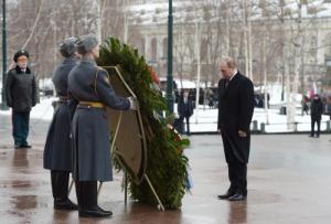 Владимир Путин возложил венок к Могиле Неизвестного Солдата в Москве - Похоронный портал