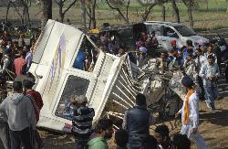 25 детей погибли при столкновении школьного автобуса с поездом в Индии - Похоронный портал