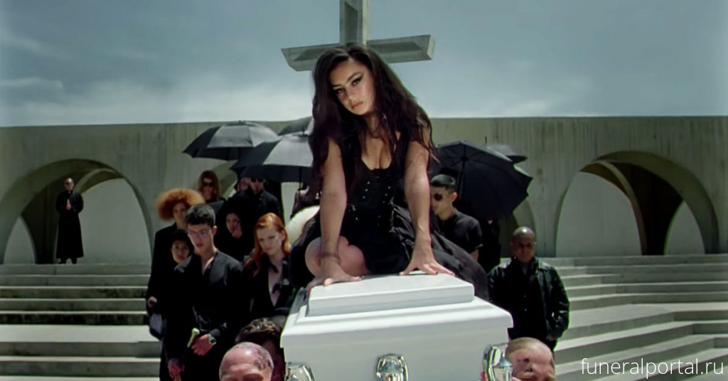 Танцы на похоронах: клип Charli XCX на новый сингл «Good Ones»