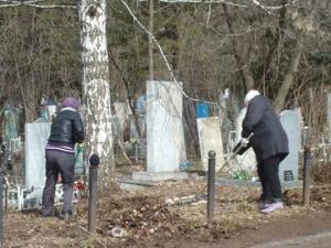 Уфимцы провели субботник на Северном кладбище - Похоронный портал