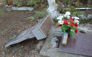 На Днепропетровщине вандал разграбил кладбище - Похоронный портал