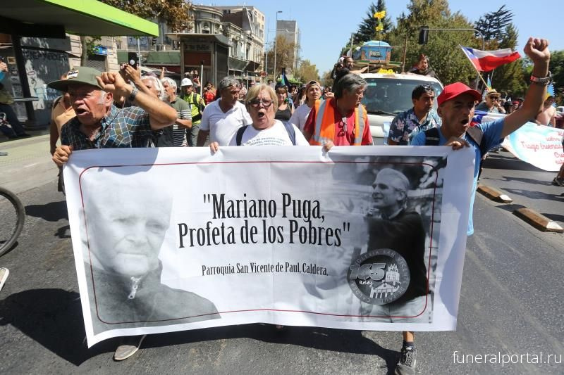 Miles de chilenos despiden al “cura obrero” Mariano Puga - Похоронный портал
