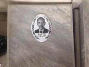 На Среднем Урале похоронщики поместили фото Барака Обамы на образец надгробия - Похоронный портал