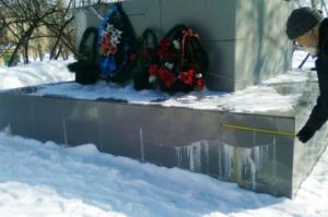 Рассыпается основание могилы партизан Гражданской войны в Бердске   - Похоронный портал