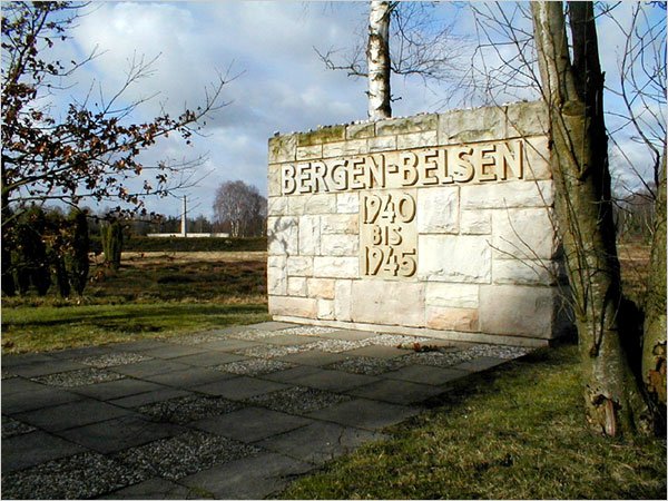 В Германии почтили память узников концлагеря Берген-Бельзен - Похоронный портал