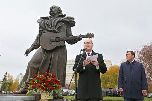 Первый памятник легендарному "песняру" установили в Екатеринбурге - Похоронный портал