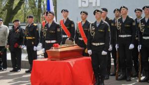 Останки восьми неизвестных советских солдат, погибших при штурме Кёнигсберга, захоронили на улице Киевской - Похоронный портал