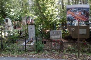 Плакаты с фейерверками установили на Заельцовском кладбище Новосибирска - Похоронный портал