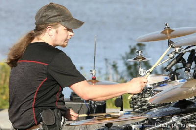 Закари Росс (Zach Ross), барабанщик группы Superior Crescent Moon, погиб в автомобильной аварии в Сити-Пойнт, Висконсин - Похоронный портал